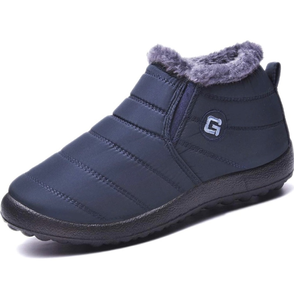 Brand new: never worn: women’s size 8 snow boots